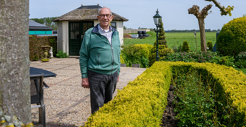 Jan Blokland in zijn tuin